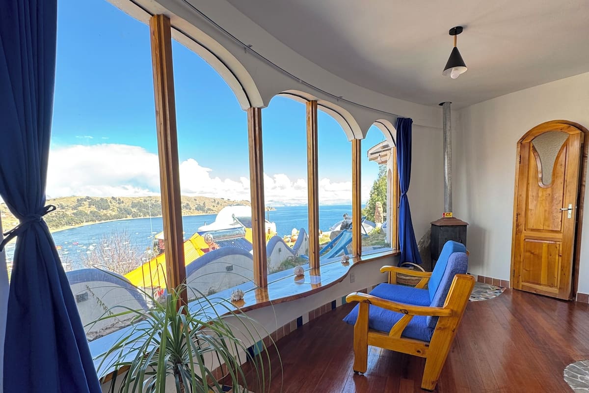 Quarto triplo superior, lareira, vista para o lago | Individualmente mobiliados, quartos à prova de som, Wi-Fi de cortesia