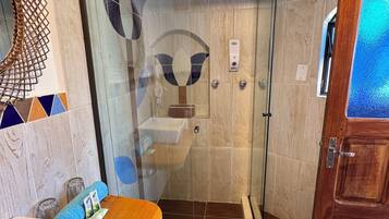Standard Double Room | Bilik Mandi | Pancuran mandi, pengering rambut, tuala disediakan, sabun