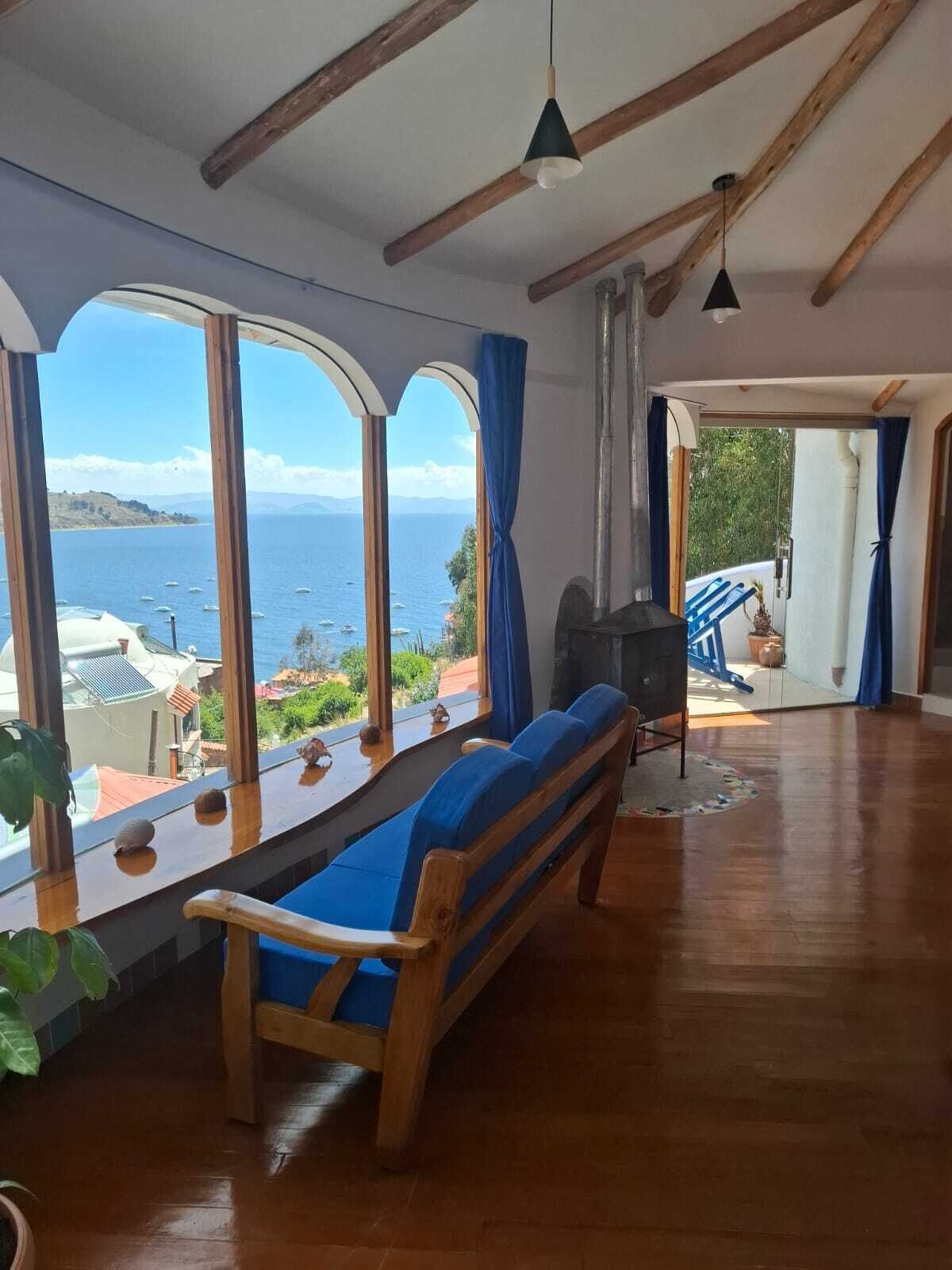 Chalet rustique Deluxe, baignoire à remous | Décor unique, ameublement unique, système d’insonorisation