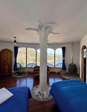 Chambre Triple Supérieure, cheminée, vue lac