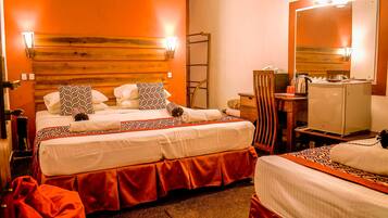 Quarto triplo standard | Roupas de cama premium, frigobar, cofres nos quartos