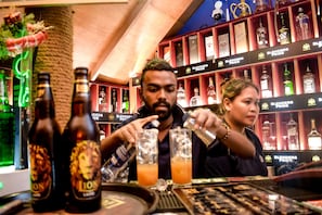 2 bars/lounges, sports bar - Sizzlers Hub - Hostel (Kandy)