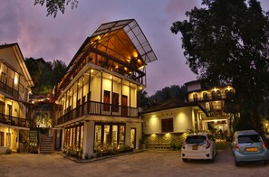 Front of property - Sizzlers Hub - Hostel (Kandy)