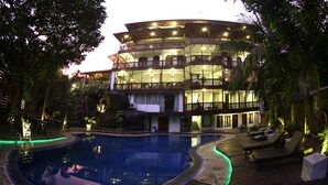 A multi-story building with a pool and outdoor seating area. - Sizzlers Hub - Hostel (Kandy)