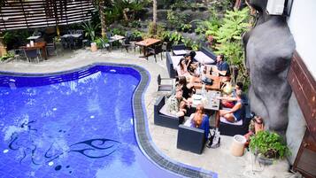 Piscina externa, funciona das 7h às 22h, guarda-sóis, espreguiçadeiras