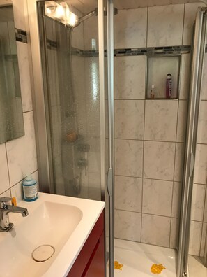 Douche, séchoir à cheveux, serviettes fournies, savon