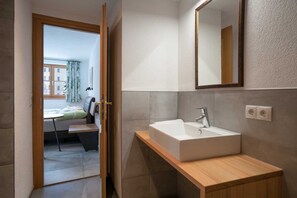 5 chambres, lit parapluie, Wi-Fi, draps fournis