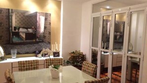 Apartment | In-room dining - Copacabana House I (Rio de Janeiro)
