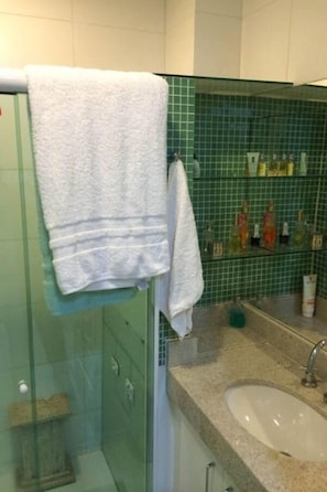 Apartment | Bathroom | Shower, towels - Copacabana House I (Rio de Janeiro)