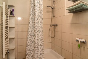 Combined shower/bathtub, hair dryer, towels, soap