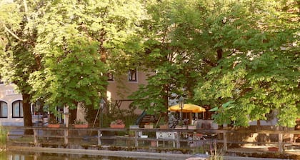 Wohnliches großzügiges Dachstudio in toller Lage, nur 24 Km von München-Zentrum