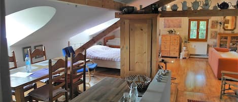 1 bedroom, desk, free WiFi, bed sheets