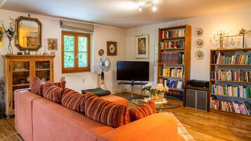 Smart TV, books, stereo