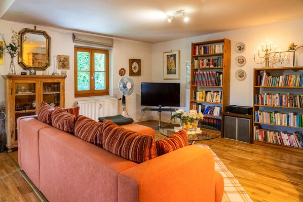 Smart TV, libros y estéreo 