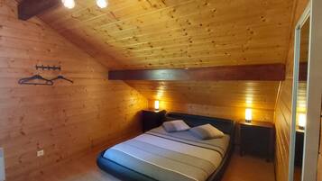 3 slaapkamers, een strijkplank/strijkijzer, gratis wifi, beddengoed