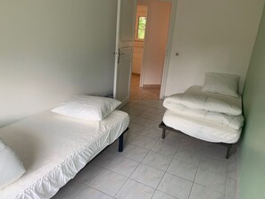 2 slaapkamers, een strijkplank/strijkijzer, reisbedje, gratis wifi