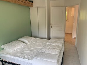 2 bedrooms, iron/ironing board, travel cot, free WiFi