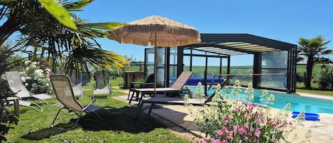 Piscine intérieure, piscine extérieure