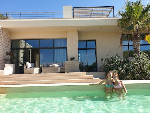 Exceptional villa of 400m2 with private heated pool and its domestic employee