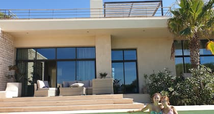Exceptional villa of 400m2 with private heated pool and its domestic employee