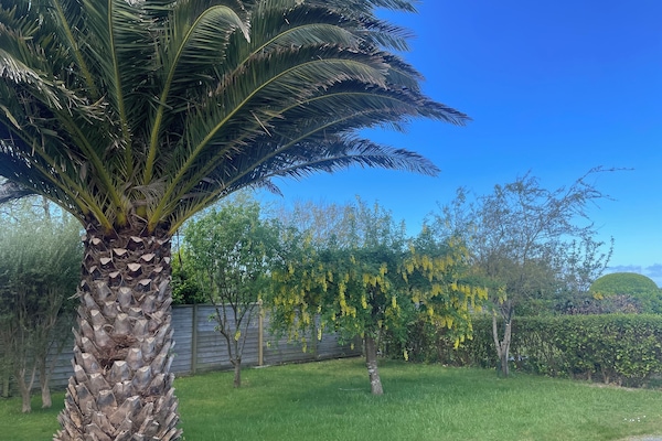 Grand jardin clos avec différents petits endroits pour se reposer