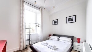 1 bedroom, desk, iron/ironing board, bed sheets - Cosy 1 Bedroom Home Close To City Centre (Edinburgh)