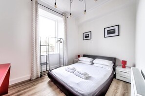 1 camera, una scrivania, ferro/asse da stiro, lenzuola