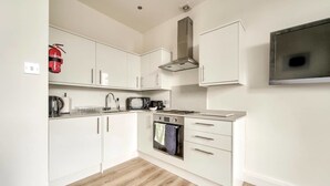 Microwave, oven, toaster - Cosy 1 Bedroom Home Close To City Centre (Edinburgh)