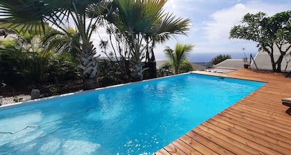 Viihtyisä bungalow uima-altaalla ☀️