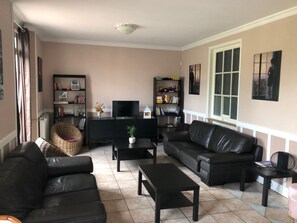 Fernseher, DVD-Player, Tischtennisplatte, Bücher