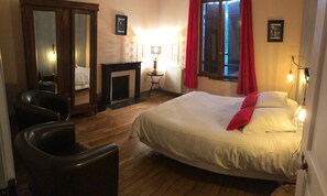 6 habitaciones, escritorio y tabla de planchar con plancha