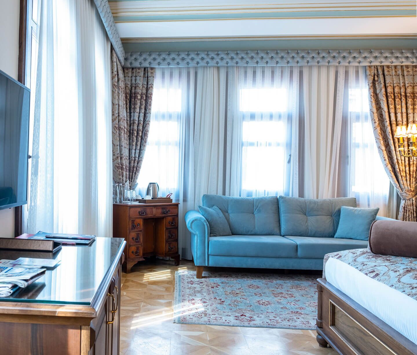 deluxe room | 1 bedroom, in-room safe, desk, laptop workspace