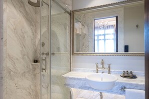 Dusche, kostenlose Toilettenartikel, Haartrockner, Bademäntel