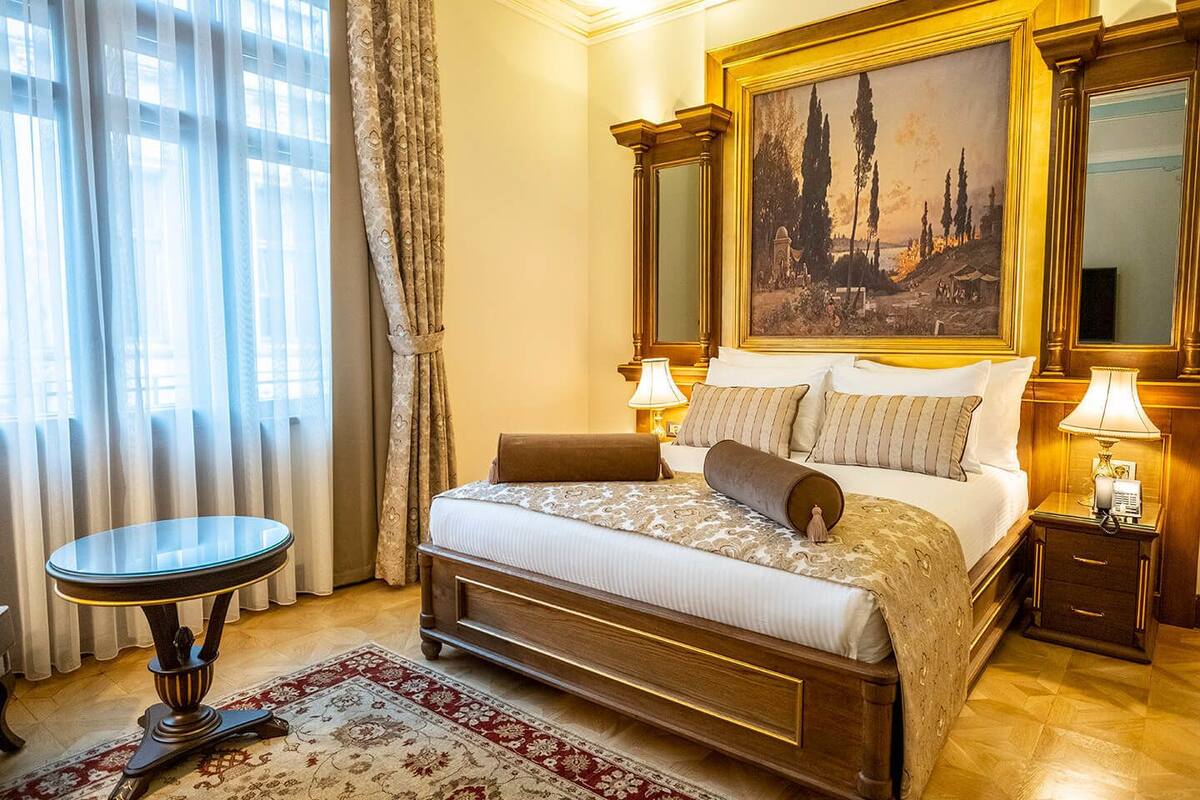 خزنة داخل الغرفة ومكتب ومساحة عمل للكمبيوتر المحمول وستائر تعتيم