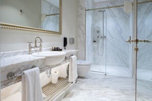 Dusche, kostenlose Toilettenartikel, Haartrockner, Bademäntel