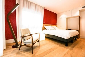 4 bedrooms, desk, WiFi