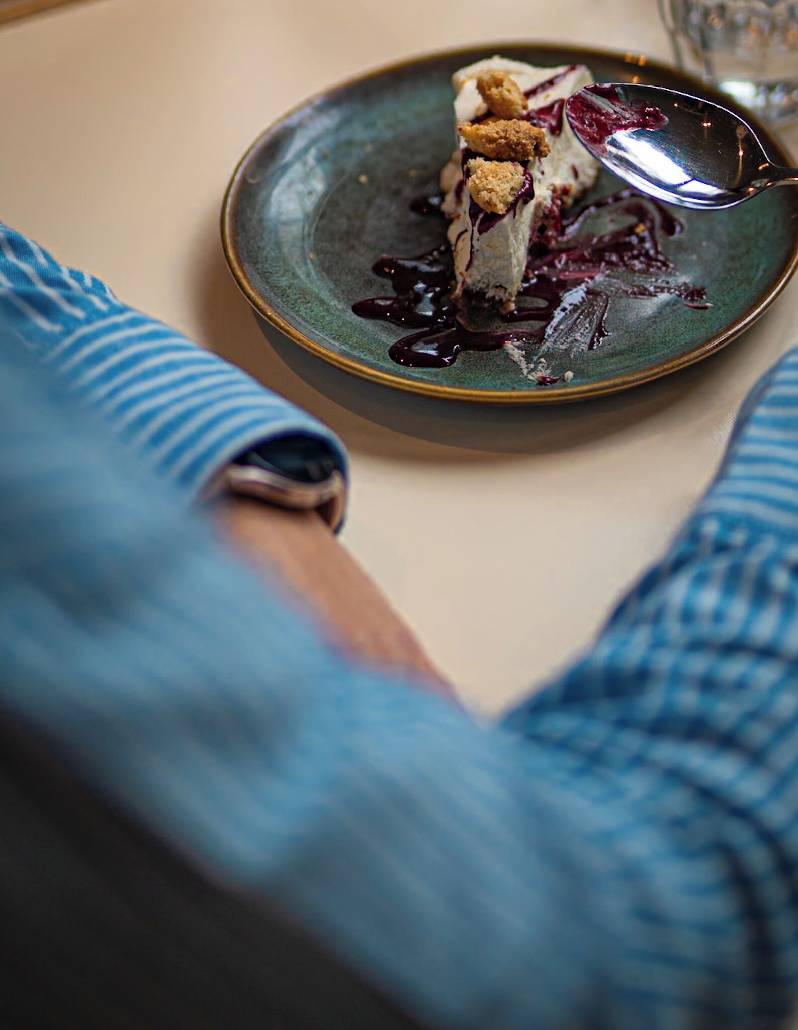 Un postre en un plato con una cuchara.