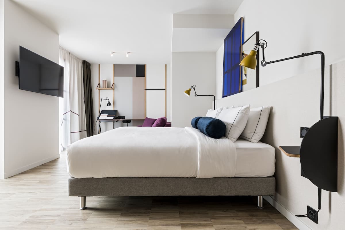 基本雙人房 (Chambre Fancy King size) | 高級寢具、Select Comfort 床墊、房內夾萬、書桌