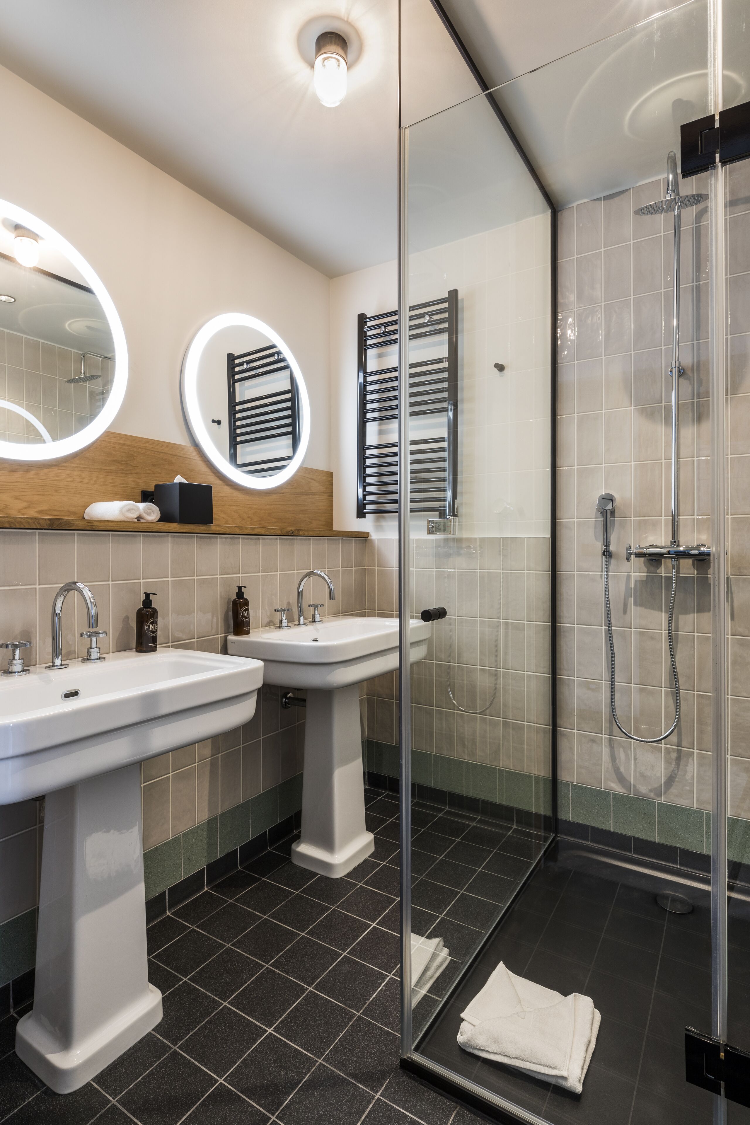 basic suite (suite terrasse) | bathroom | free toiletries, hair dryer, towels