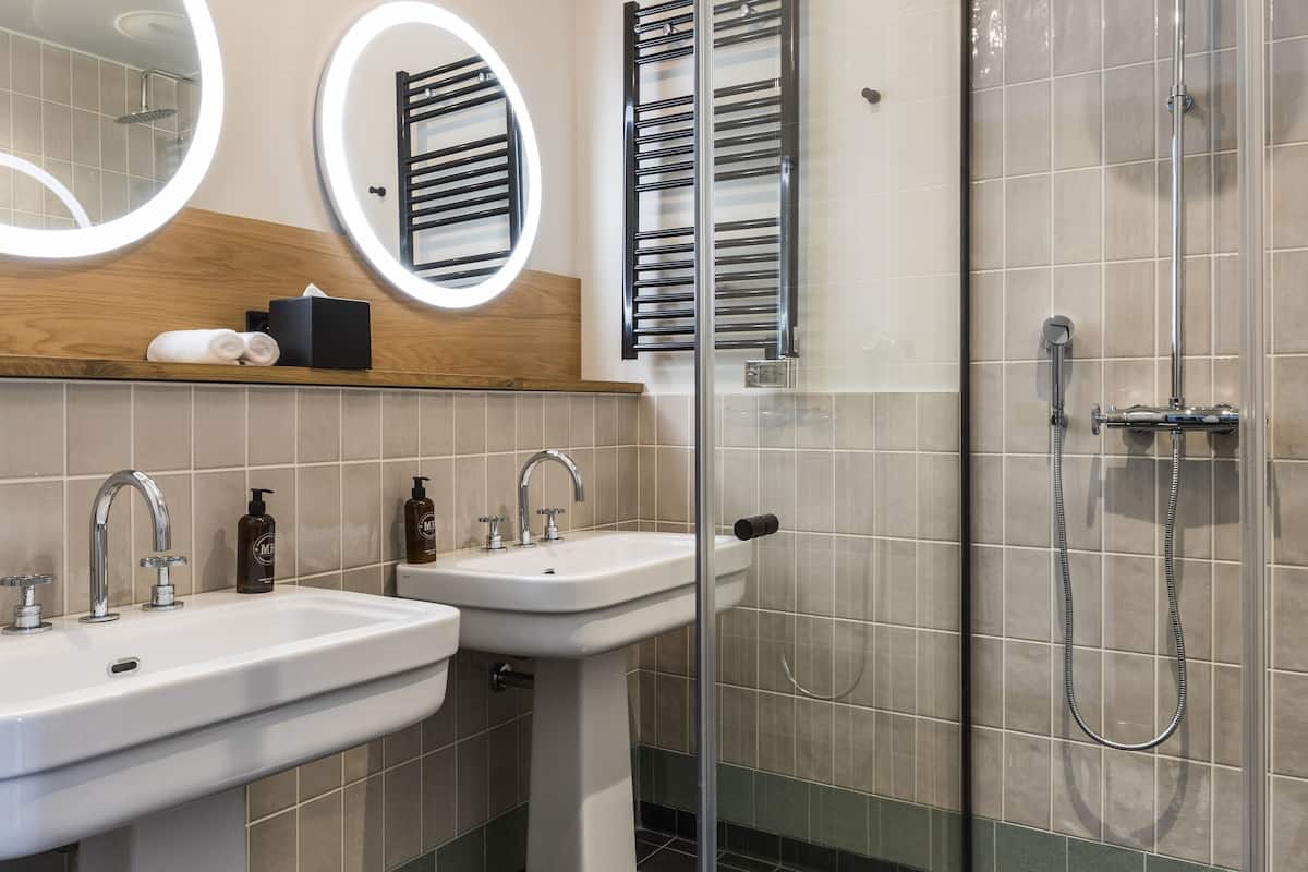 basic suite (suite terrasse) | bathroom | free toiletries, hair dryer, towels