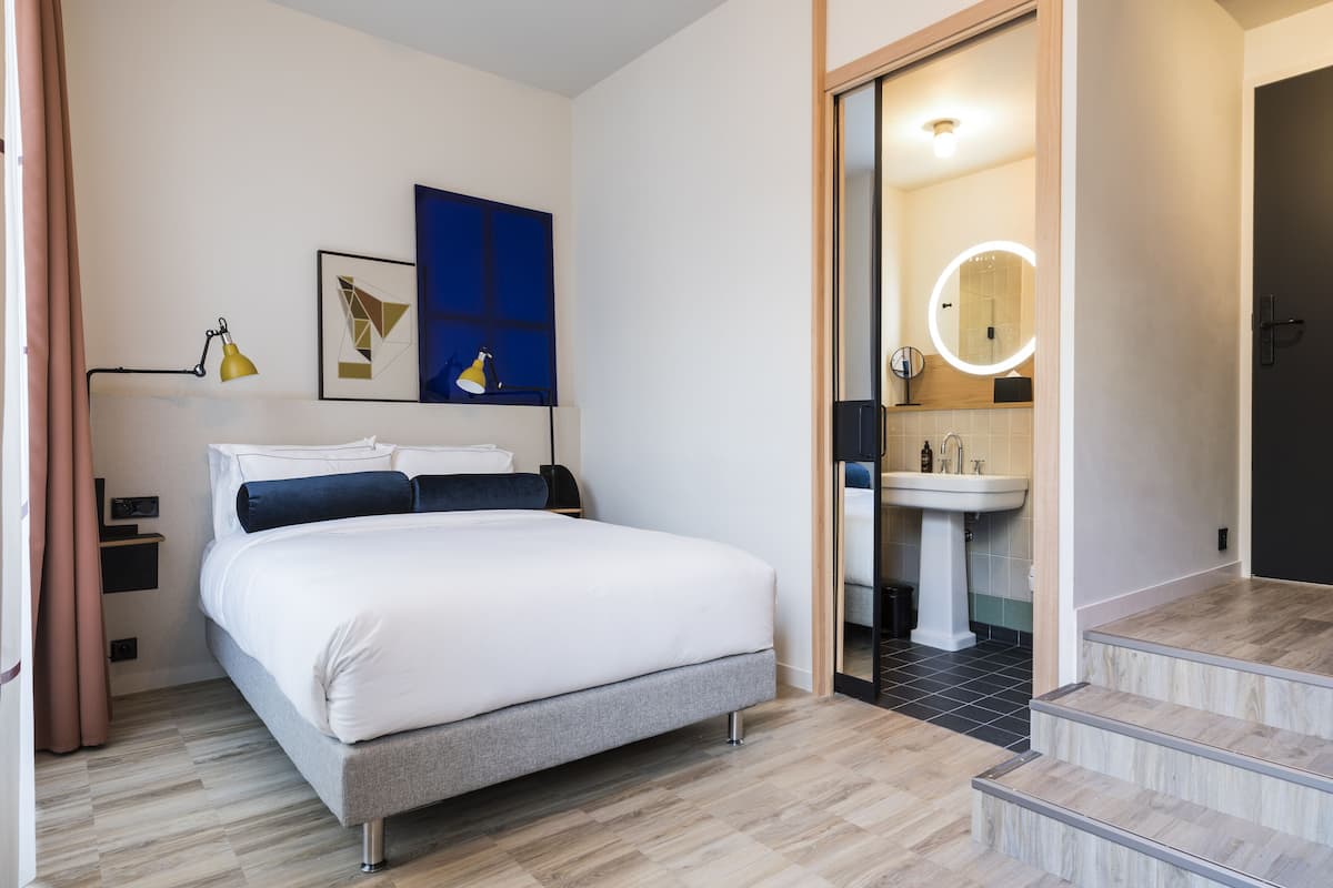 Basic Double Room (Chambre Cosy double Queen Size) | 1 bedroom, premium bedding, in-room safe, individually furnished