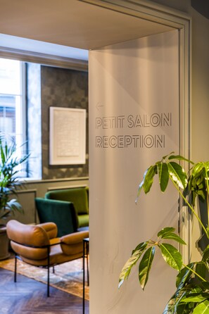 Coin salon dans le hall