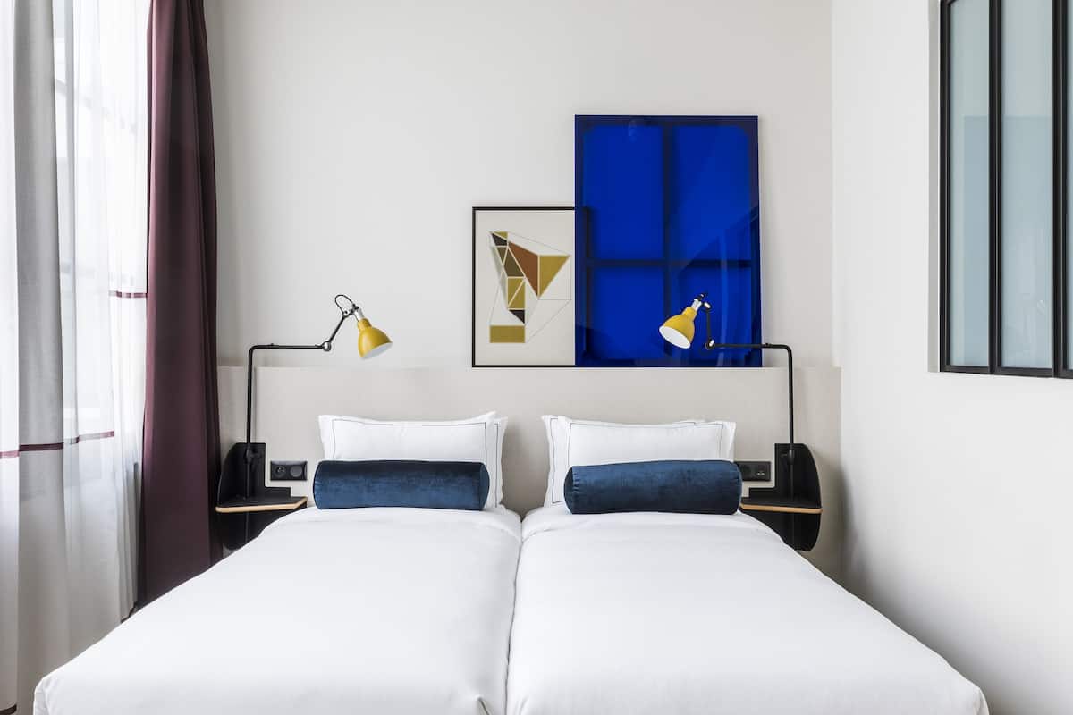 基本雙床房 (Chambre Cosy Twin) | 高級寢具、Select Comfort 床墊、房內夾萬、書桌