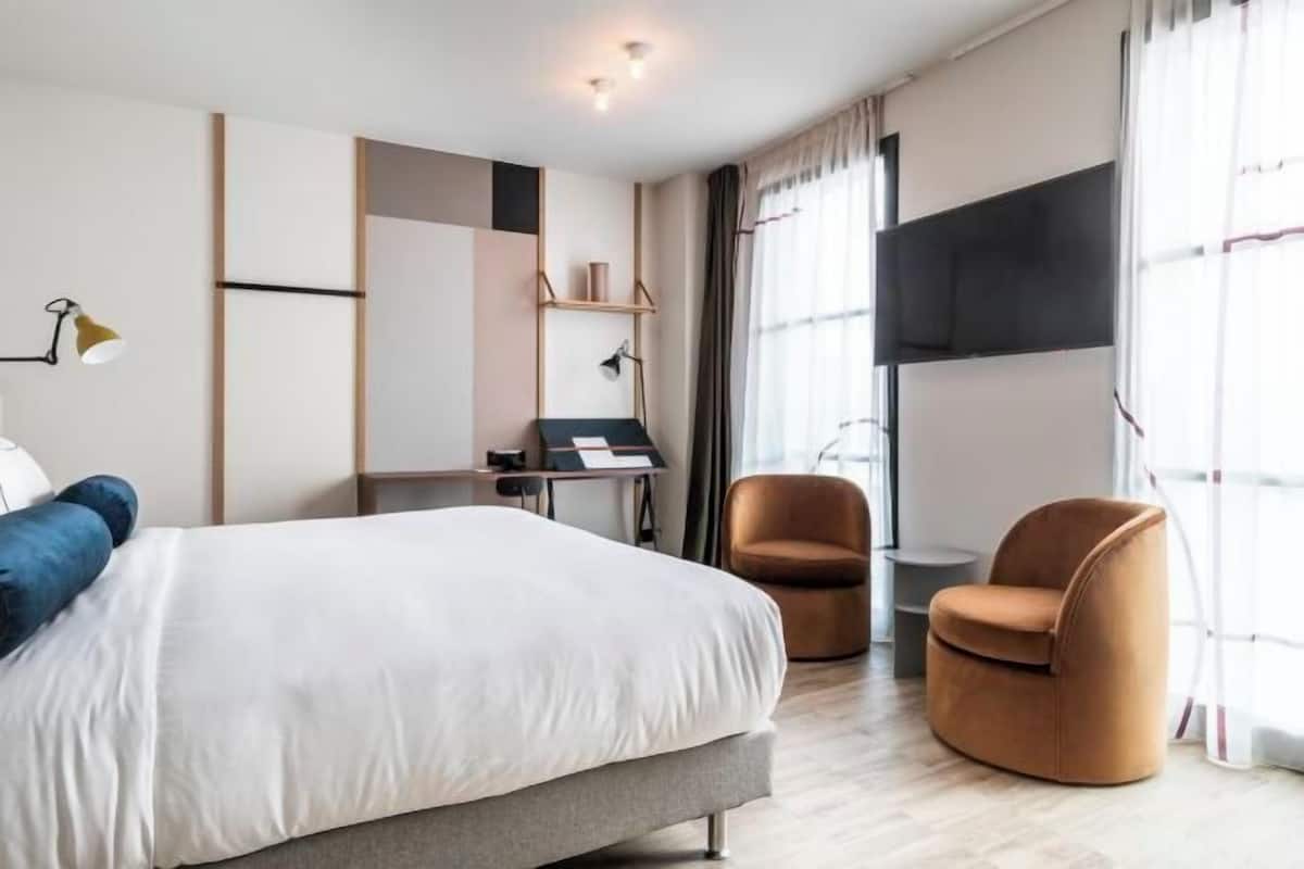 高級寢具、Select Comfort 床墊、房內夾萬、書桌