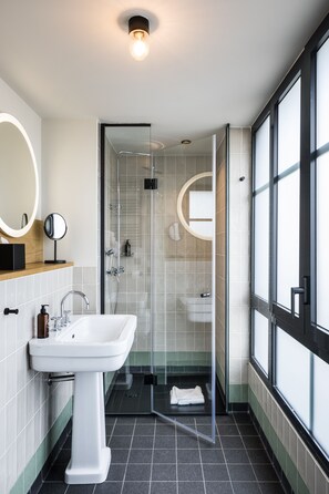Amenidades de baño gratuitas, secadora de cabello, pantuflas, toallas