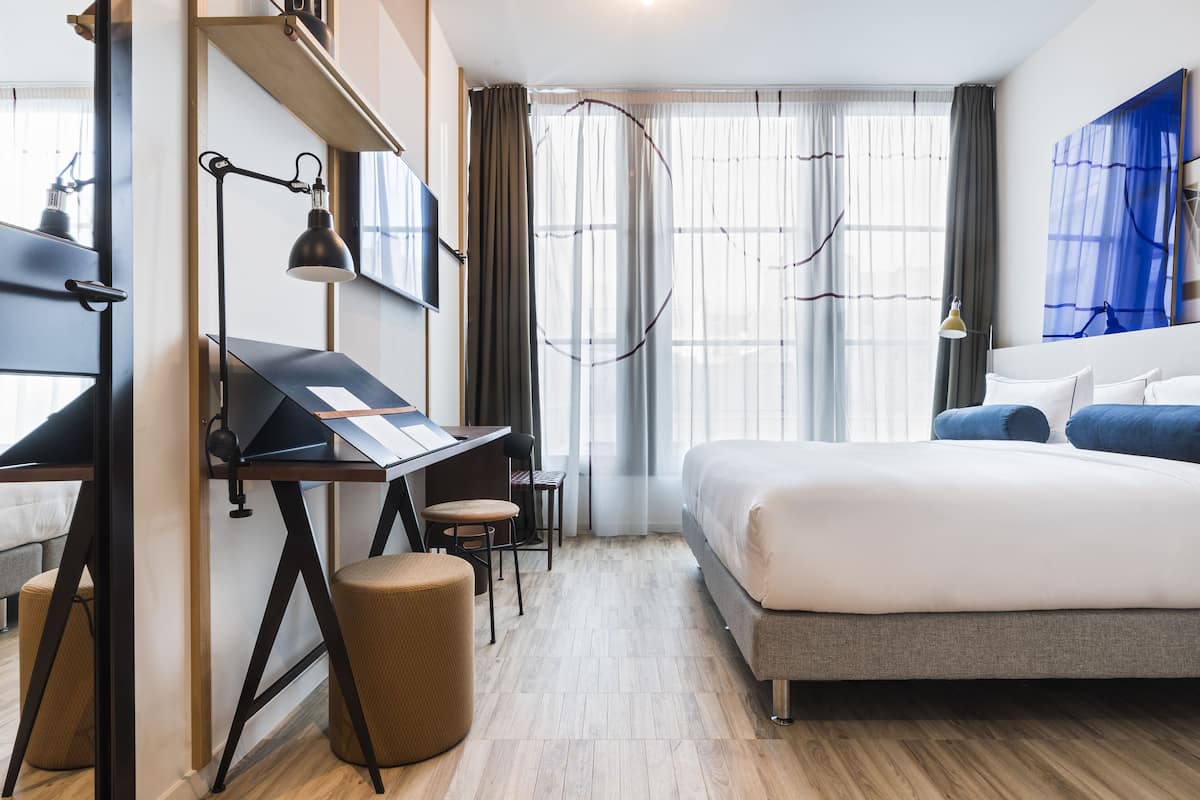 基本雙人房 (Chambre Cosy double King size) | 高級寢具、Select Comfort 床墊、房內夾萬、書桌