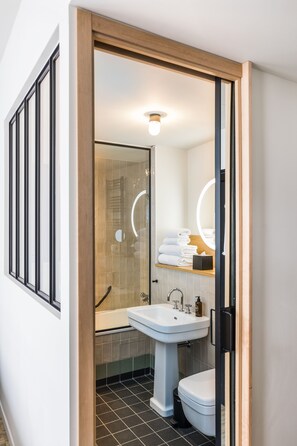 Basic Double Room (XS Cocoon) | Bathroom | Free toiletries, hair dryer, slippers, towels - Le Grand Quartier (Paris)