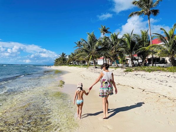 Plage, chaises longues, serviettes de plage