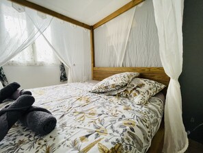 1 chambre, coffres-forts dans les chambres, fer et planche à repasser