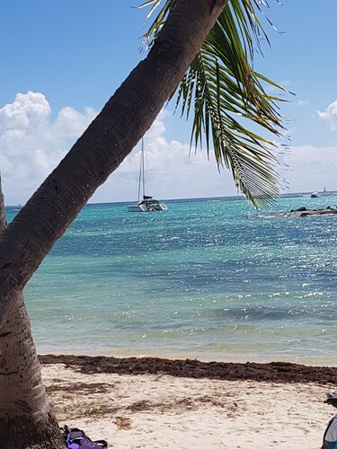 Amplia T2, con acceso a la playa, 2 piscinas, en un jardín tropical.
